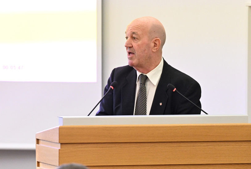 Alain Schweingruber (PLR) a demandé des précisions sur l'offre d'emploi pour le poste de Responsable de la conduite du changement . (Photo : Georges Henz).