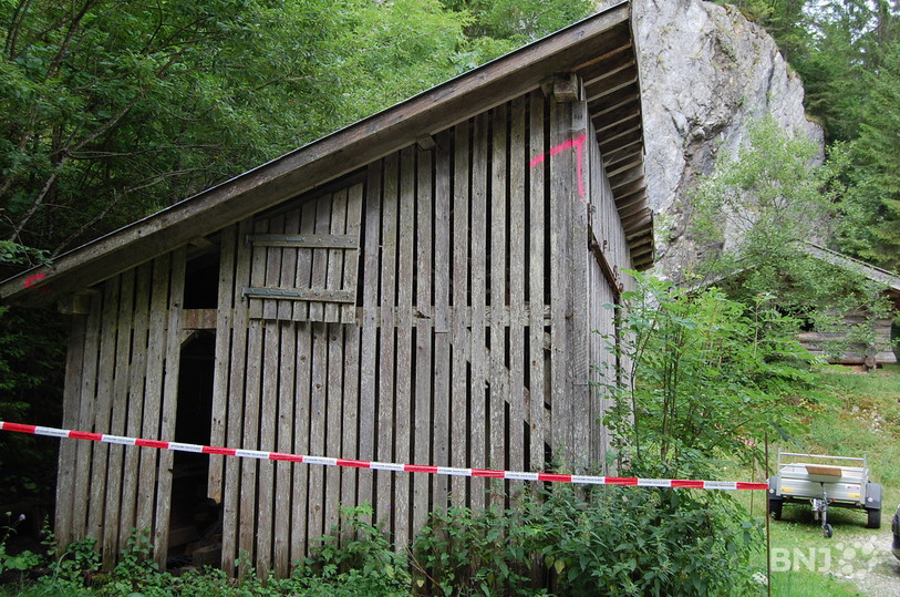 Le vieil abri forestier va faire place à un pavillon d'accueil au départ des gorges de la Poëta-Raisse à Môtiers.