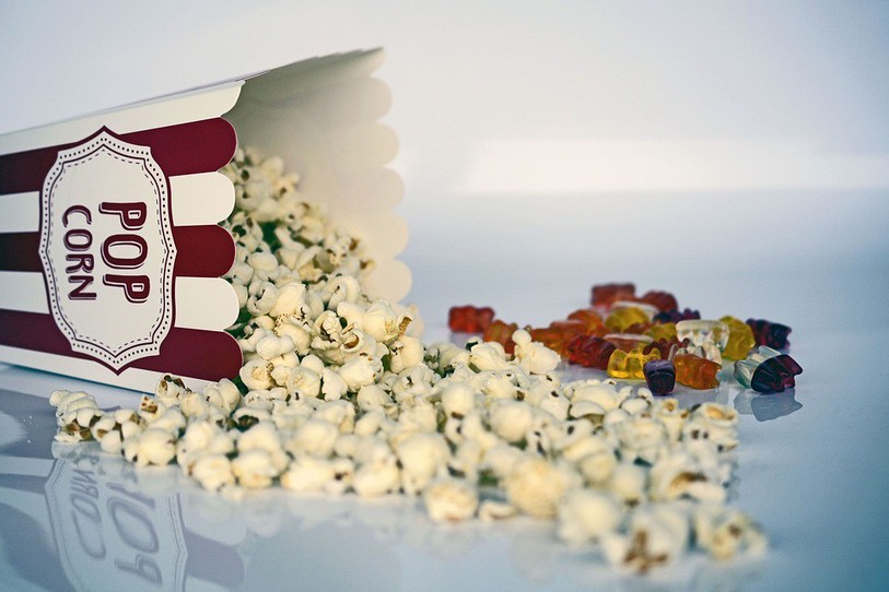 Une séance de cinéma en plein air, en plein été et en pleine ville de Neuchâtel. (image: illustration)