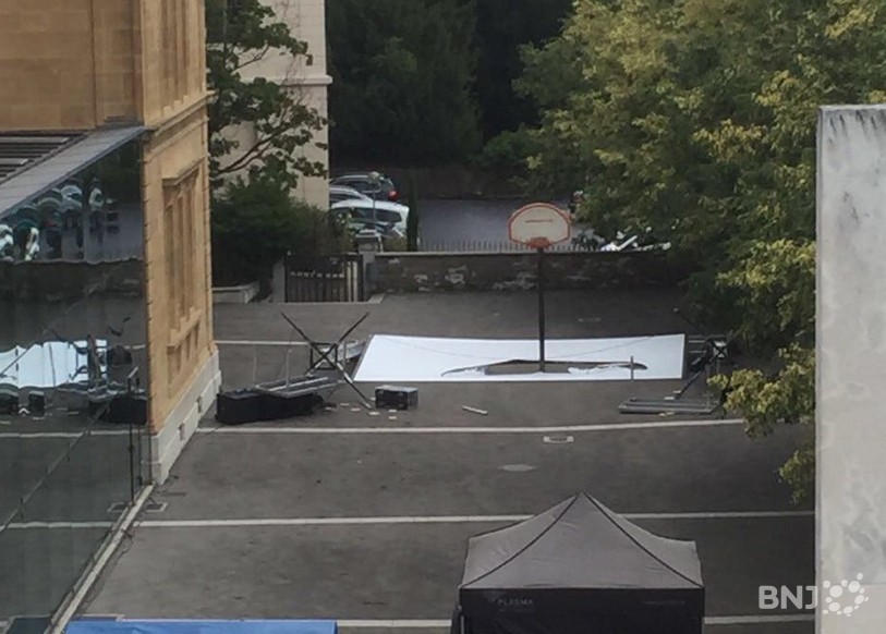 L'écran du cinéma open air de Neuchâtel a été déchiré.