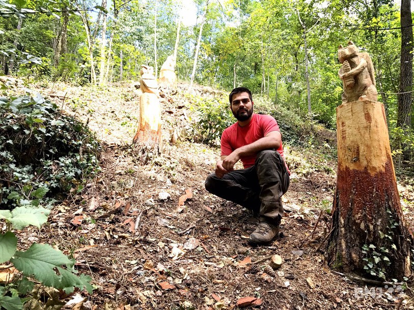 Marc Rinaldi, ancien champion de bûcheronnage, est l'auteur des quinze sculptures.