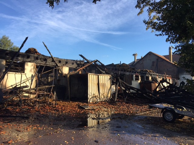 Un des bâtiments détruit par le feu au haras d'Avenches