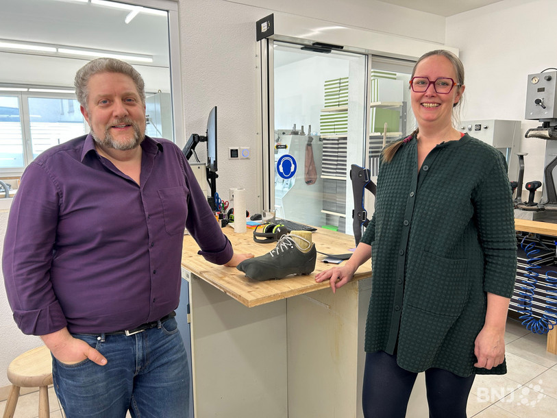 Mathias Bonert et Sarah Charton dans l'atelier où ils fabriquent des chaussures orthopédiques sur mesure.
