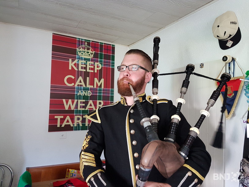 Yannick Beeler dans sa tenue militaire avec sa cornemuse vieille de 100 ans !