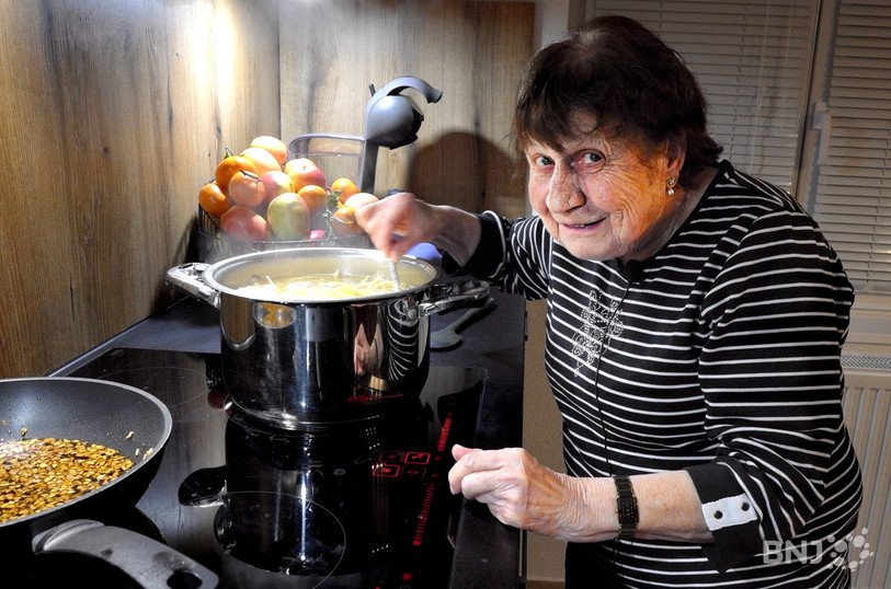 Géraldine veille sur ses pâtes et les saveurs de sa sauce.