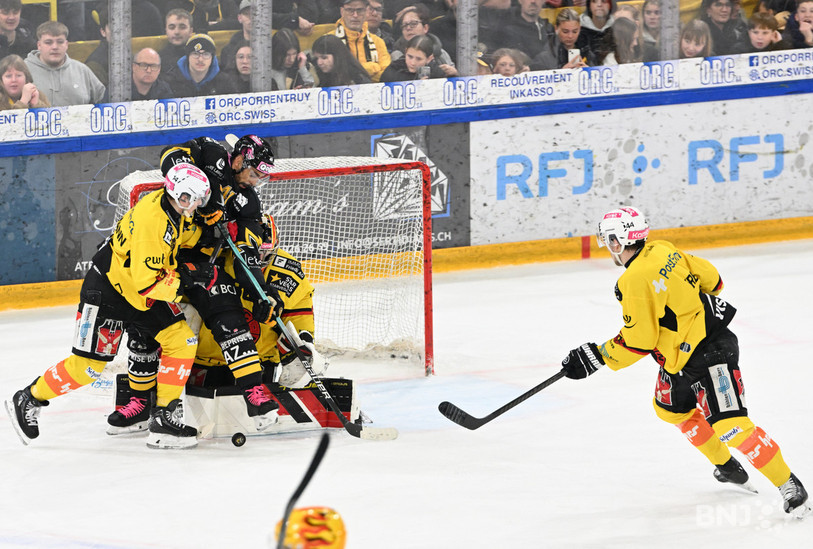 L'attaquant jurassien Pierre-Edouard Bellemare (en noir) se fait menaçant devant la cage bernoise. Mais le CP Berne se sera montré intraitable. (Photo: Georges Henz)