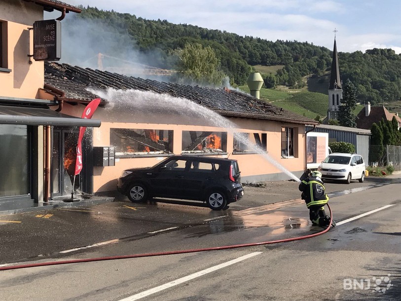 Le feu s'est déclaré vendredi matin à l'entrée de Cressier.