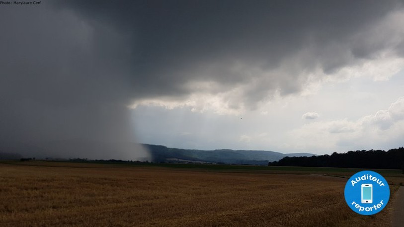 L'arrivée de l'orage vue de Bassecourt ce vendredi (Photo Marylaure Cerf).