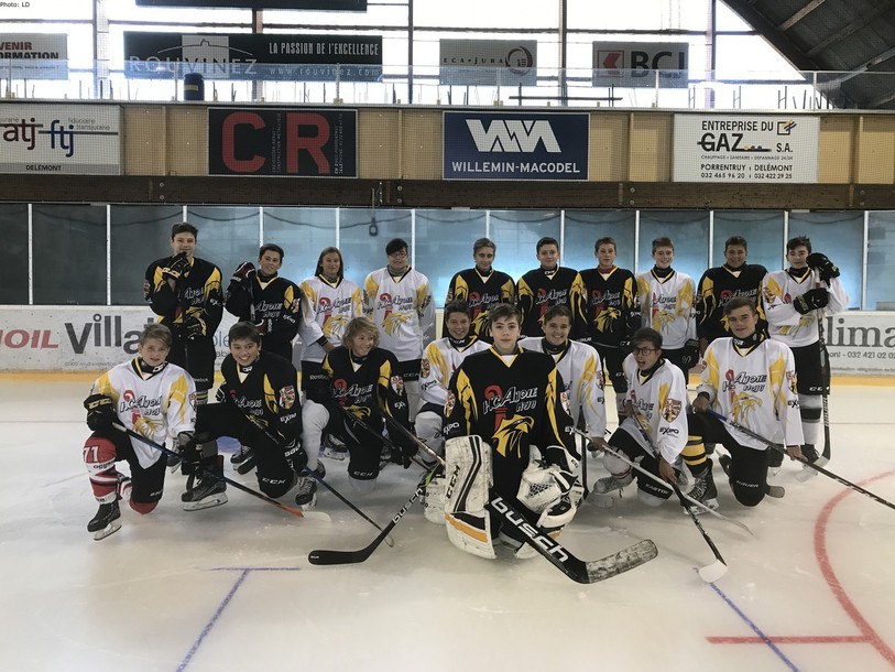 Les jeunes hockeyeurs (et une hockeyeuse !) tout sourire... avant l'effort !