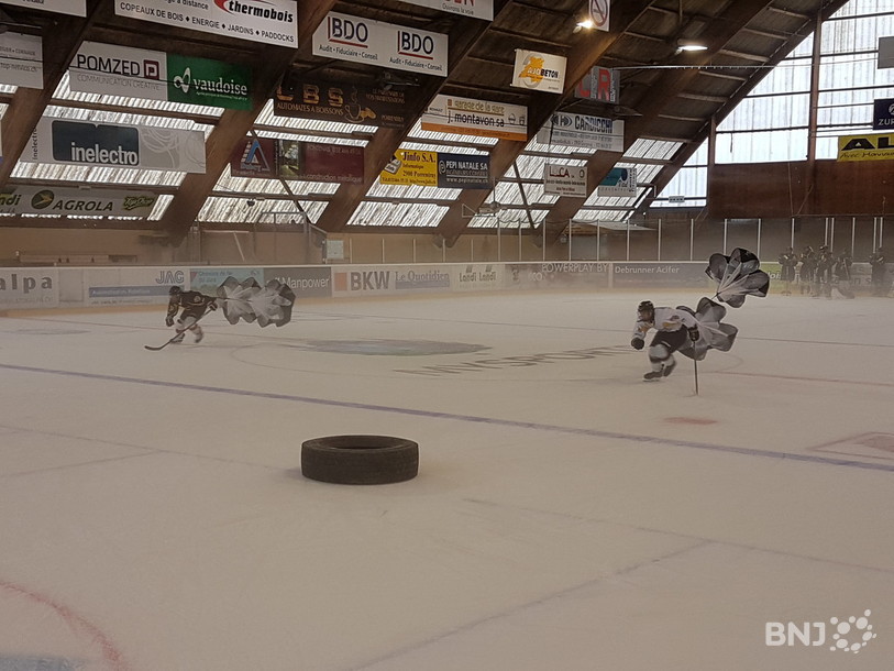 Exercice de vitesse avec un parachute accroché dans le dos.