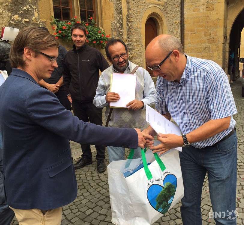 Le popiste Julien Gressot, à gauche, a remis les signatures au vice-chancelier Pascal Fontana.