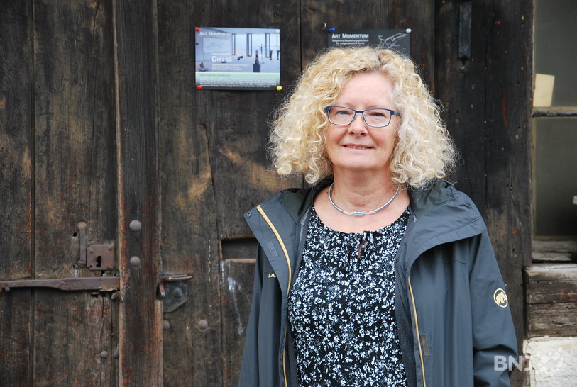 La conseillère communale Christiane Botteron devant la forge de Nods
