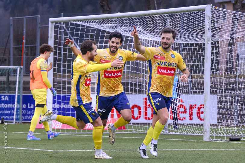 Le FC La Chaux-de-Fonds a brillé samedi. Noussayr Batbout (au centre) s’est offert un doublé, tandis que Samuel Ferreira da Silva (à droite) a également trouvé le chemin des filets. De quoi donner le sourire à Gabriel Pereira Luiz. (Photo : Bertrand Pfaff)