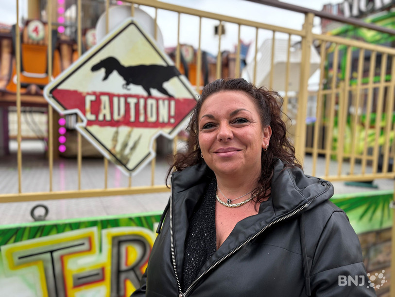 Christine Jeanneret qui a installé son manège, le T-Rex, sur la place du Port à Neuchâtel est heureuse d'être de retour sur les champs de foire.