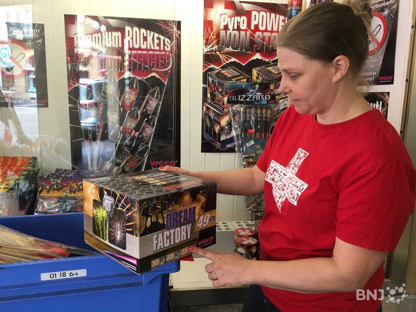 Laurence Schneitter avec une boîte contenant 49 feux d'artifice.