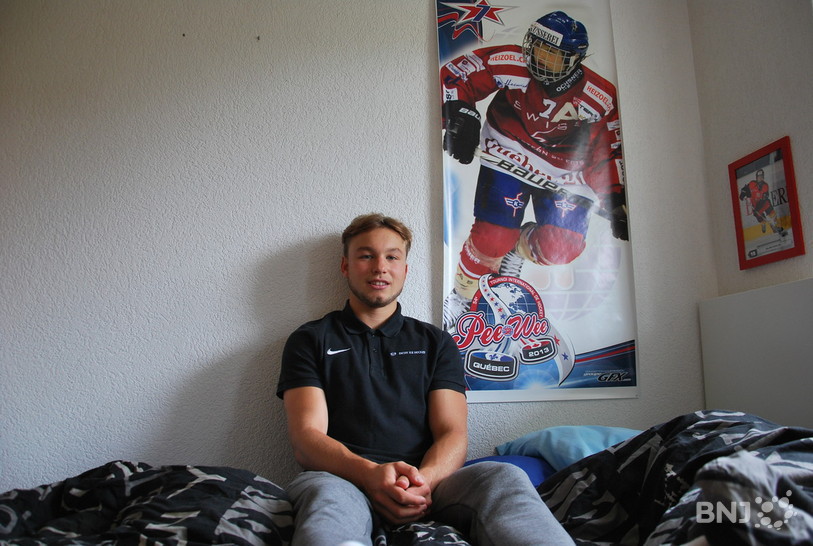 Gilian Kohler dans sa chambre à Sonceboz qui respire le hockey