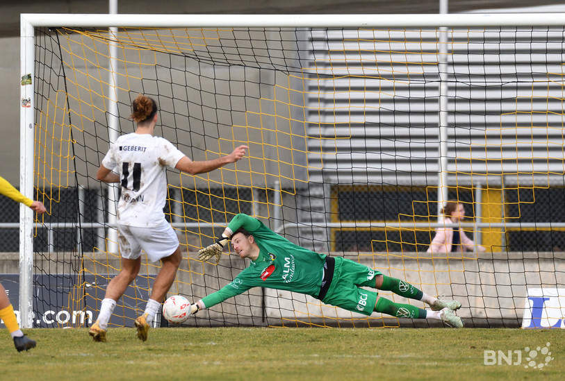 Le gardien des SR Delémont Steven Oberle arrête un pénalty de l'attaquant de Rapperswil-Jona Marin Wiskemann. (photo : Georges Henz)