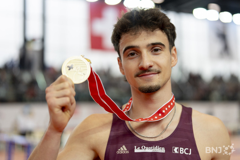 Mathieu Chèvre pose avec sa médaille d'or, décrochée sur 200m dimanche à St-Gall. (Photo KEYSTONE/Til Buergy).