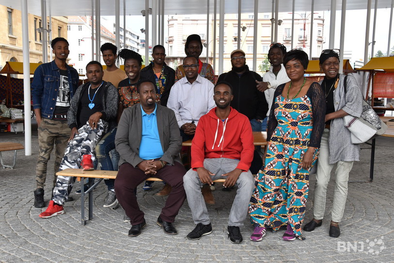 Différentes communautés africaines s'associer pour dresser sur la place de la Gare, à La Chaux-de-Fonds, un village africain éphémère. 