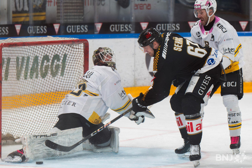 Jiri Sekac sème la pagaille dans le camp de défense du HC Ajoie. Si les Ajoulots ont tenu le coup sur cette séquence ainsi que sur beaucoup d'autres, les Tessinois auront eu le dessus dans ce duel. (Photo : Keystone/Samuel Golay)