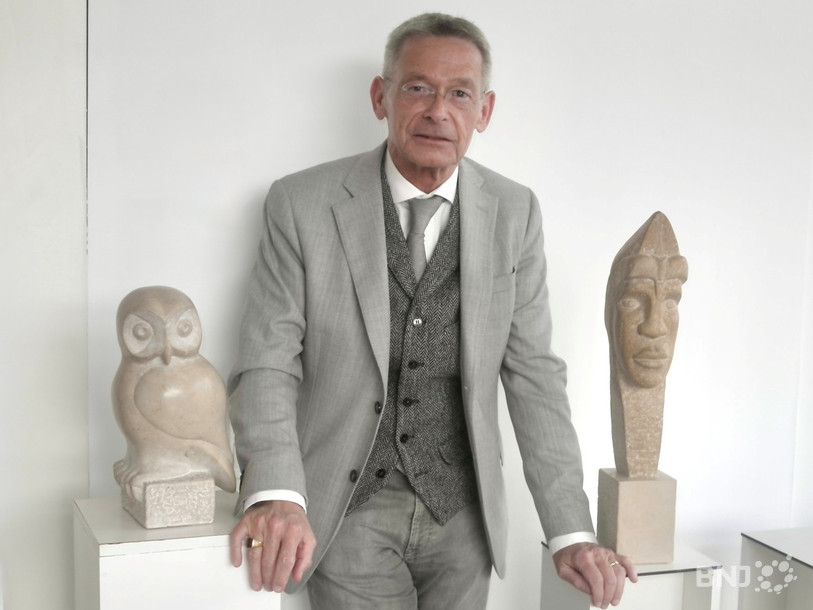Daniel Hanser entre deux sculptures de sa tante, l’artiste Marie-Ange Farine.