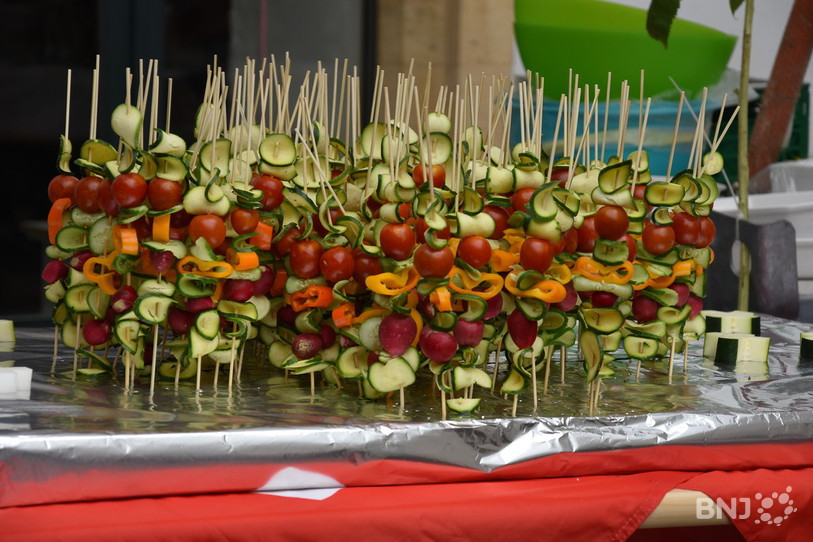 Le marché de Neuchâtel accueillait un brunch citadin à l'occasion du 1er août.