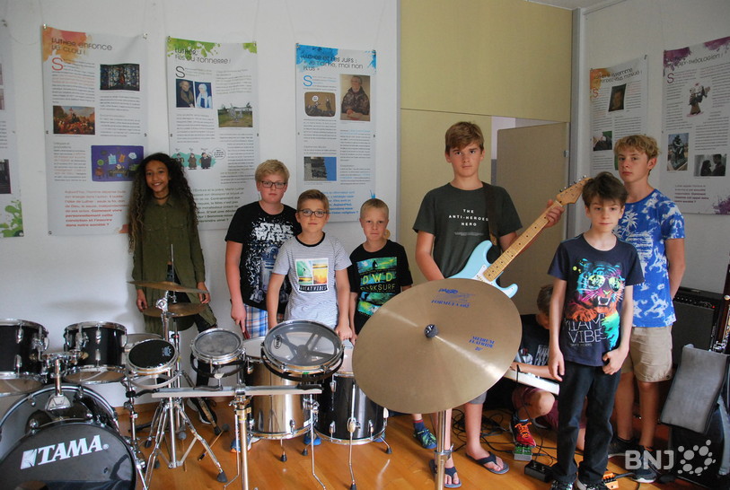 Les jeunes en répétition à Sornetan ont la possibilité de toucher à plusieurs instruments.