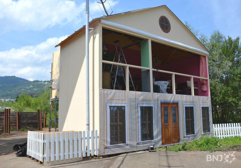 La mine et la maison du directeur sont les principaux décors du spectacle.