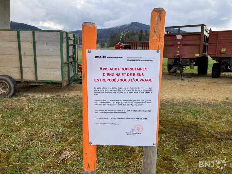 Des panneaux avertissant du débarras à venir ont été placés sous les différents ouvrages de l'autoroute A16. (Photo : Georges Henz).