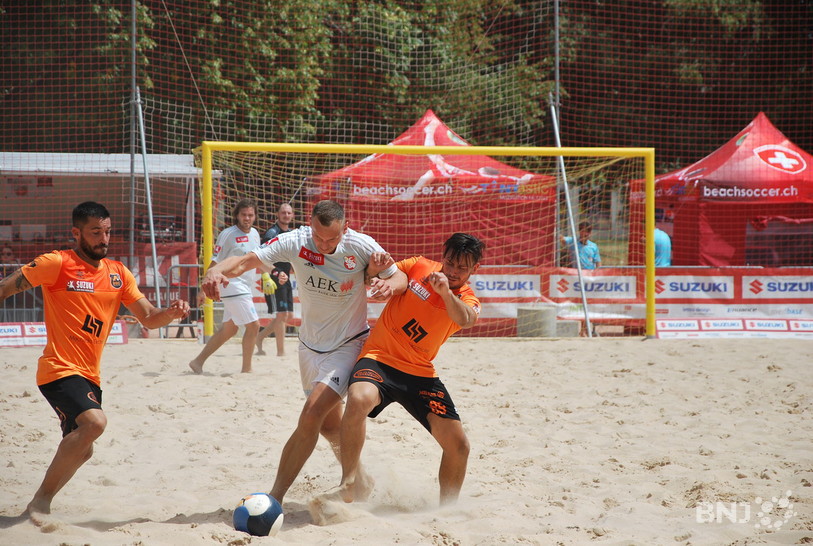 Le BSC Lions Riviera (en orange) est la seule équipe romande de beach soccer.