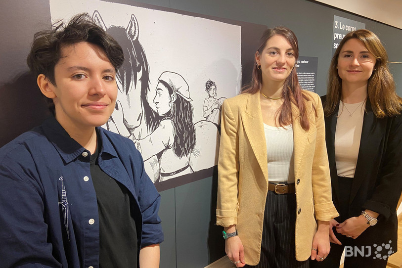 De gauche à droite : l’illustrateur, Adryan Zeroual, devant l’un de ses dessins, avec Gilliane Barthe, la co-commissaire de l’exposition, et Coraline Gajo, la conservatrice du Musée de Saint-Imier.