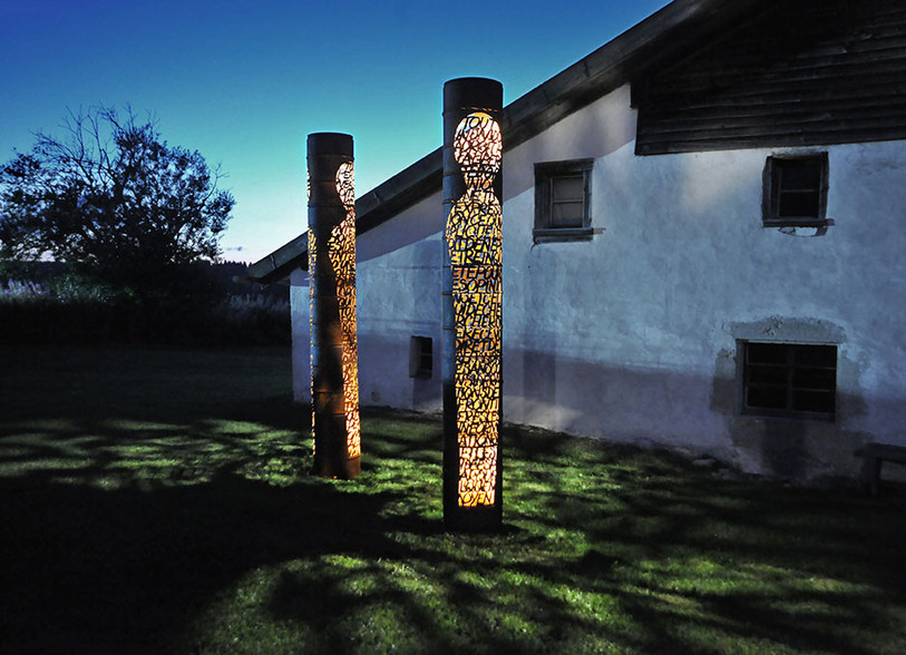 L'exsposition « Extra-Muros » commence hors les murs de la ferme du Grand-Cachot-de-Vent avec des oeuvres de Danièle Carrel. Photo : Jean-Bernard Vuille.