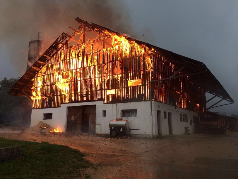 Le feu a pris dans une ferme située au milieu du village. (photo : police cantonale jurassienne)