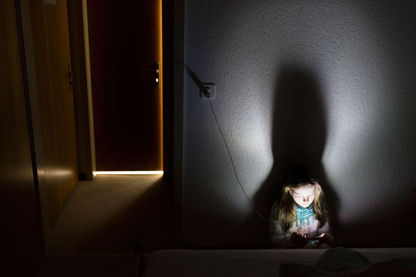 Aujourd'hui, le rapport des enfants aux écrans interpelle. Certains demandent à ce que leur accès aux réseaux sociaux soient régulés pour préserver leur bien-être. (Photo : Keystone/Gaetan Bailly)