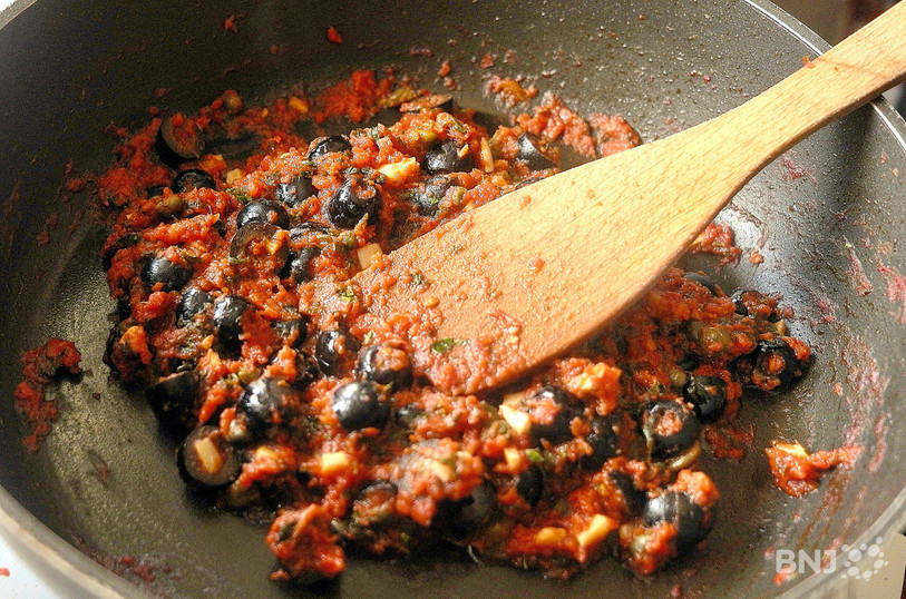 Olives, anchois, câpres et tomates sont les ingrédients majeurs de la « puttanesca ».