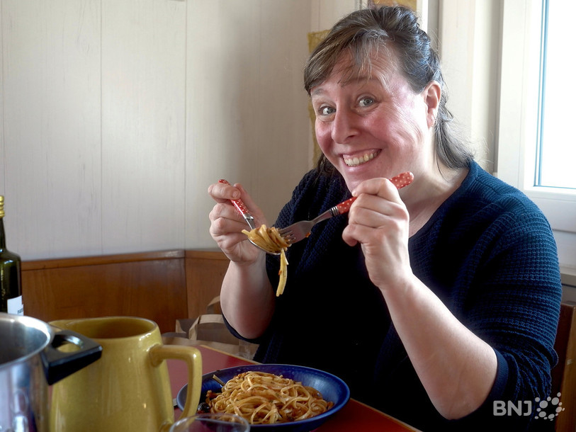 Charlotte Riondel dégustant ses « linguine à la puttanesca ».