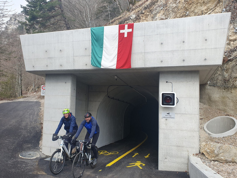 Eric Sivignon, président de la commune de Val-de-Travers et Laurent Favre, conseiller d’État, ont testé en avant-première cette galerie de sécurité ouverte aux piétons et aux cyclistes. (photo : Canton de Neuchâtel)