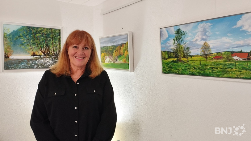 Josette Mercier-Kornmayer devant quelques paysages francs-montagnards.