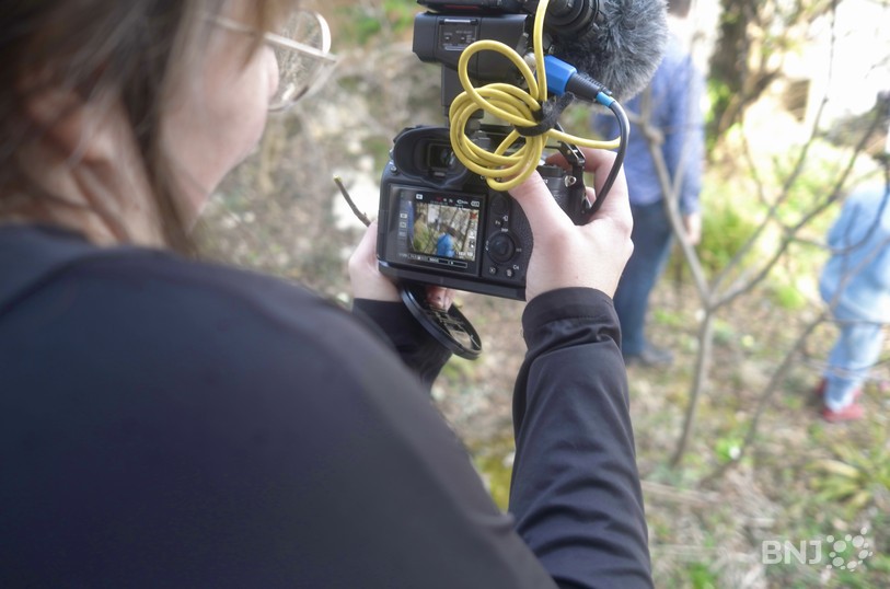 Elena Afdija en tournage du documentaire autour de 