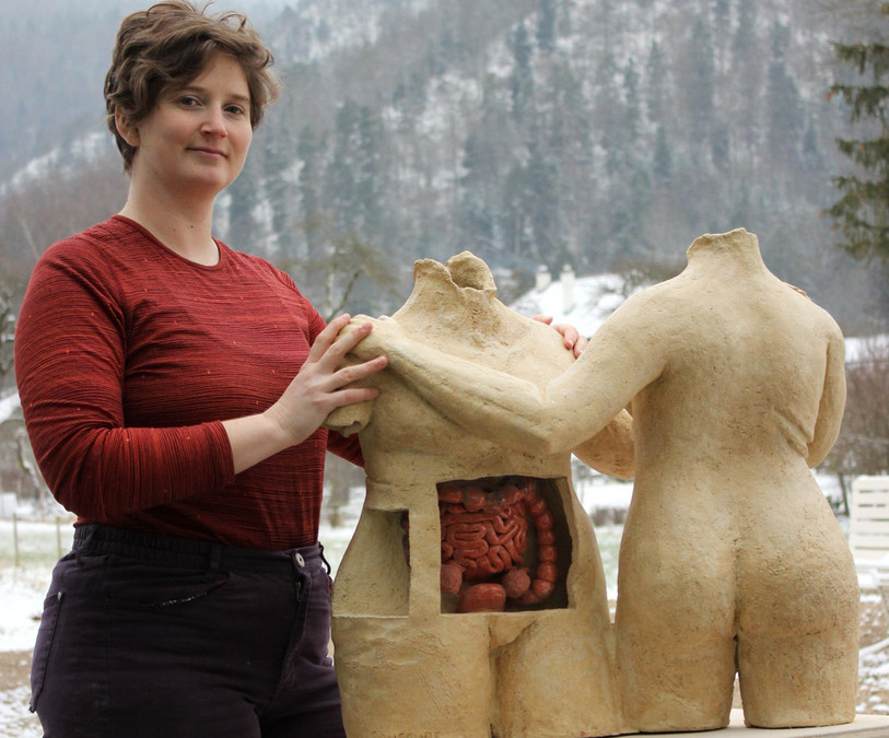 Irène Saussure pose avec une de ses oeuvres à Undervelier. (Photo: Irène Saussure).