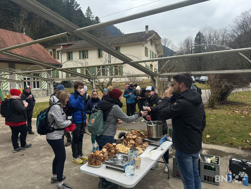 Mis sur pied par la société de gym de Môtiers, le stand de ravitaillement de l'hôtel de la Truite à Champs-du-Moulin accueillait les marcheurs aux alentours de midi. 