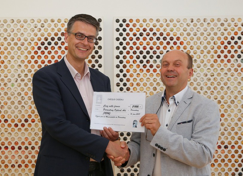 Le chèque a été remis par le maire, Pierre-Arnauld Fueg, au président de l’Association des Amis du POPA, Thierry Bregnard. 