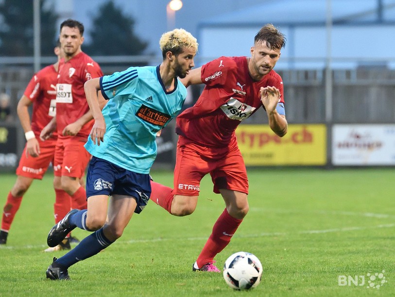Amine Boukaoui (en bleu) devance Labinot Sheholli. C'est pourtant bien le FC Bienne qui a dompté le FC Moutier mercredi soir (photo : Georges Henz)