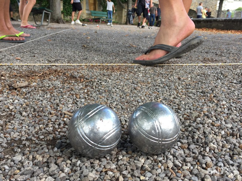 Le parvis de la collégiale de Neuchâtel accueillait ce samedi la 14e édition du tournoi des amateurs de la pétanque du Quartier
