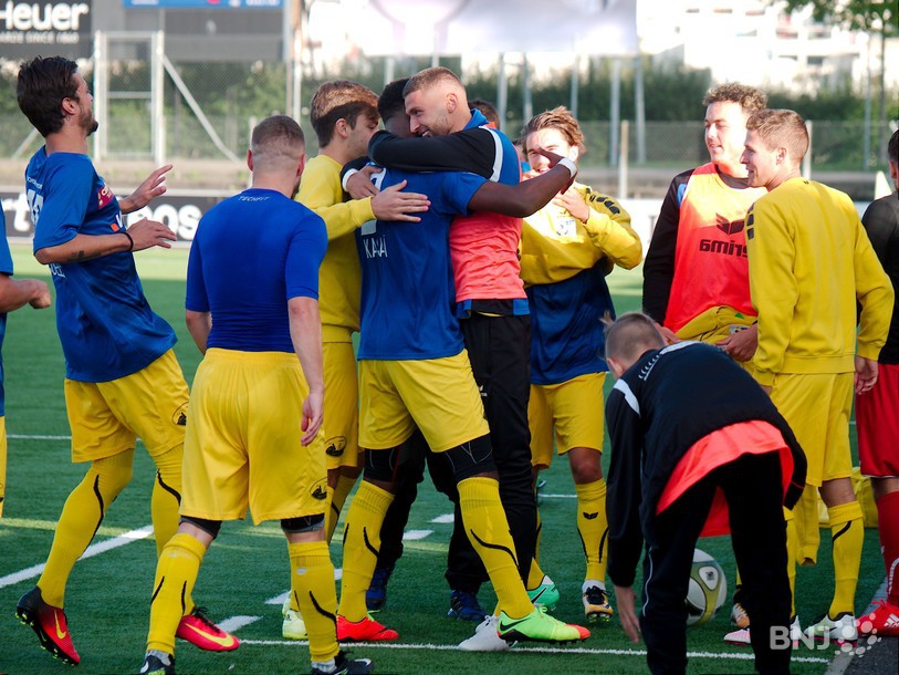Les joueurs du FC La Chaux-de-Fonds reviennent de loin après avoir recollé au score en toute fin de partie à Cham. (photo : archives)