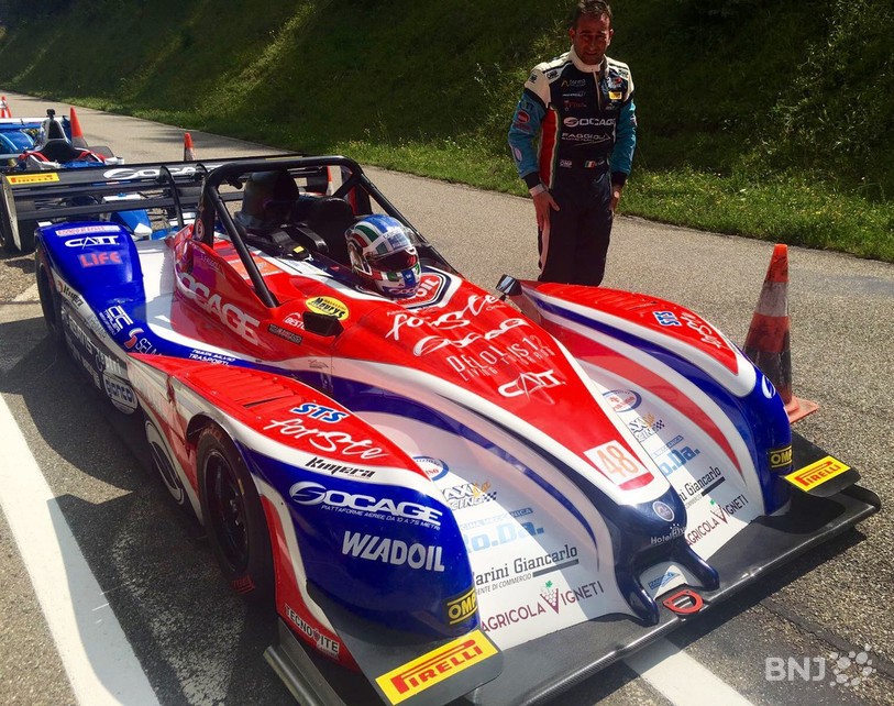 Simone Faggioli avec son bolide à l'arrivée de la 1re manche de St-Ursanne - Les Rangiers