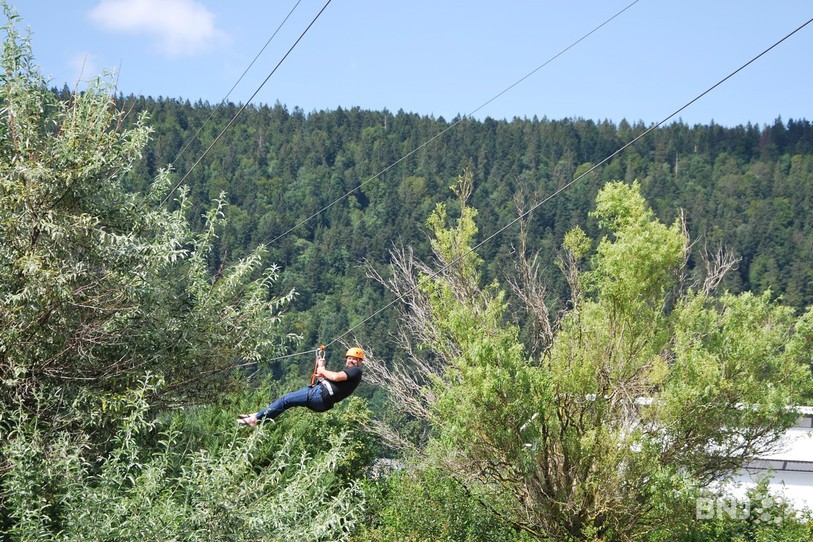 La tyrolienne de 200 mètres installée à Evologia pour Fête la terre a fait le bonheur des plus jeunes. Quelques adultes ont aussi tentés l'exercice.