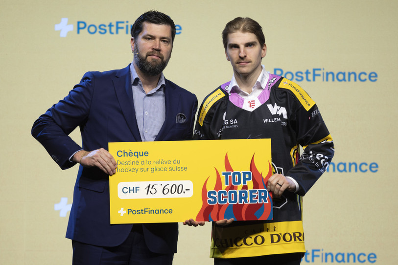 Julius Nättinen (à droite) s'est vu remettre un chèque de plus de 15'000 francs. (Photo : PostFinance/KEYSTONE/Peter Klaunzer)