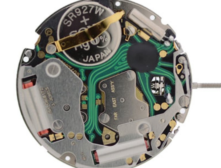 Un mouvement à quartz d'ISA Swiss.