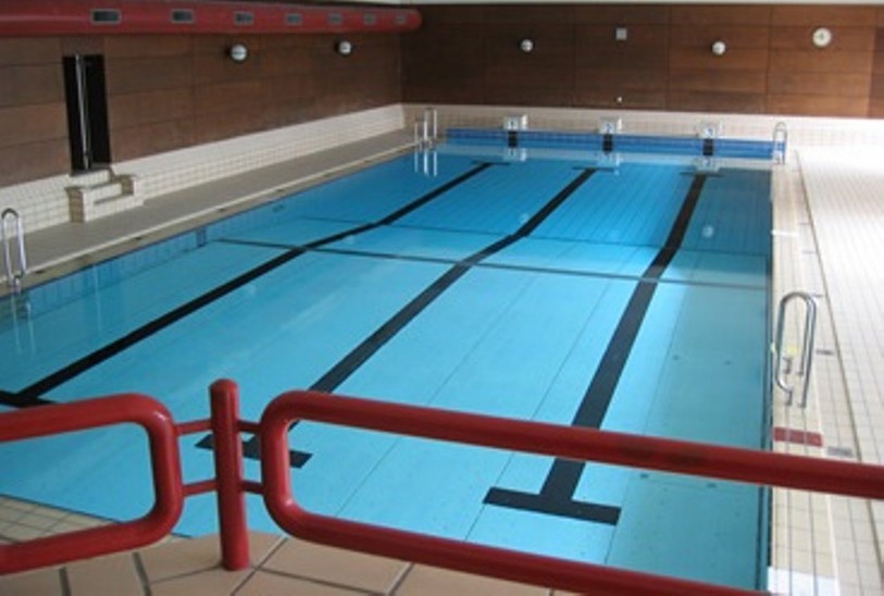 La piscine du collège de Longueville à Colombier a besoin d'être rénovée.